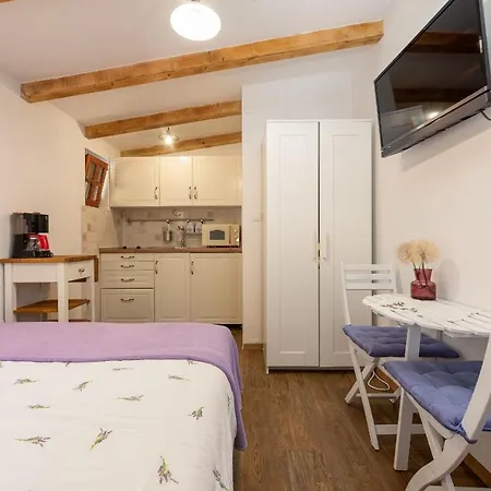 Stone House Magarac Seline