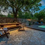 Stone House Magarac * Seline