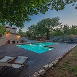 فيلة Stone House Magarac