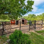 Stone House Magarac فيلة *
