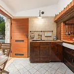 فيلة Stone House Magarac *
