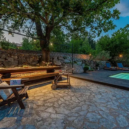 Stone House Magarac * Seline