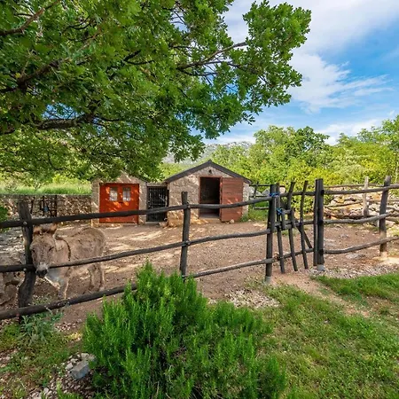 Stone House Magarac Willa *