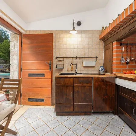 Willa Stone House Magarac *